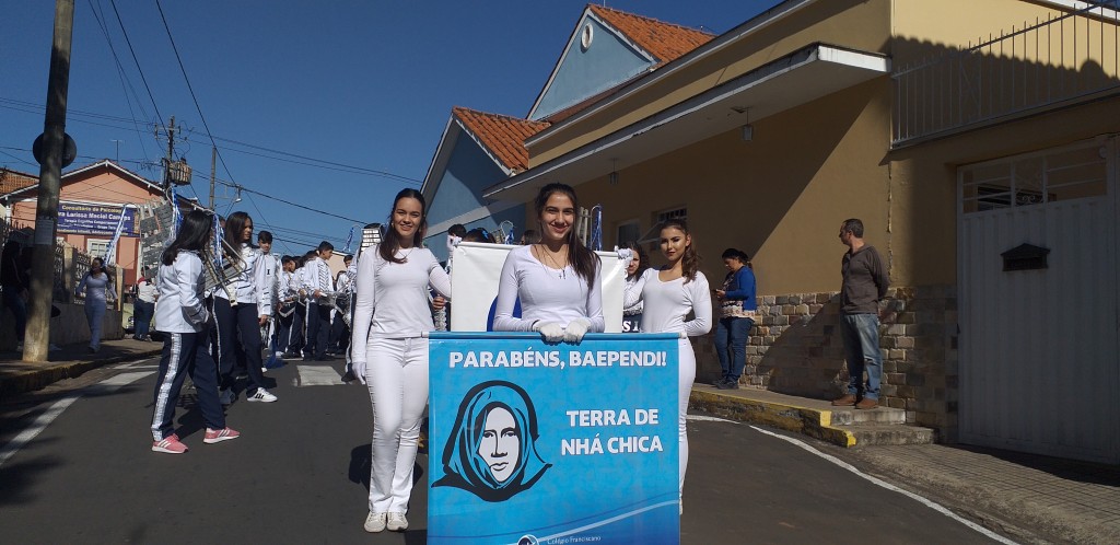 Fanfarra do Colégio Franciscano Santo Inácio homenageia Nhá Chica