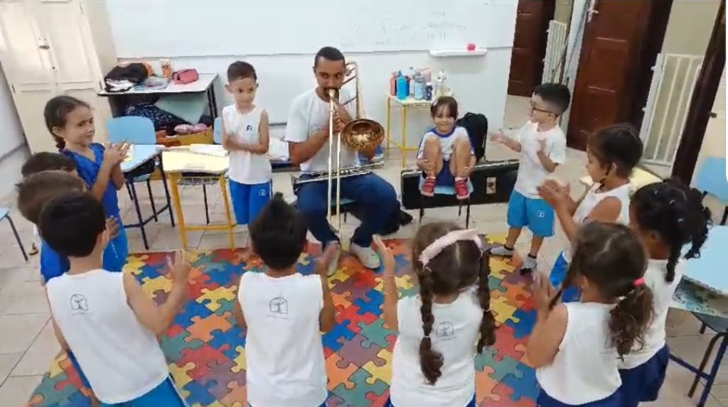 Aula de música no Infantil IV