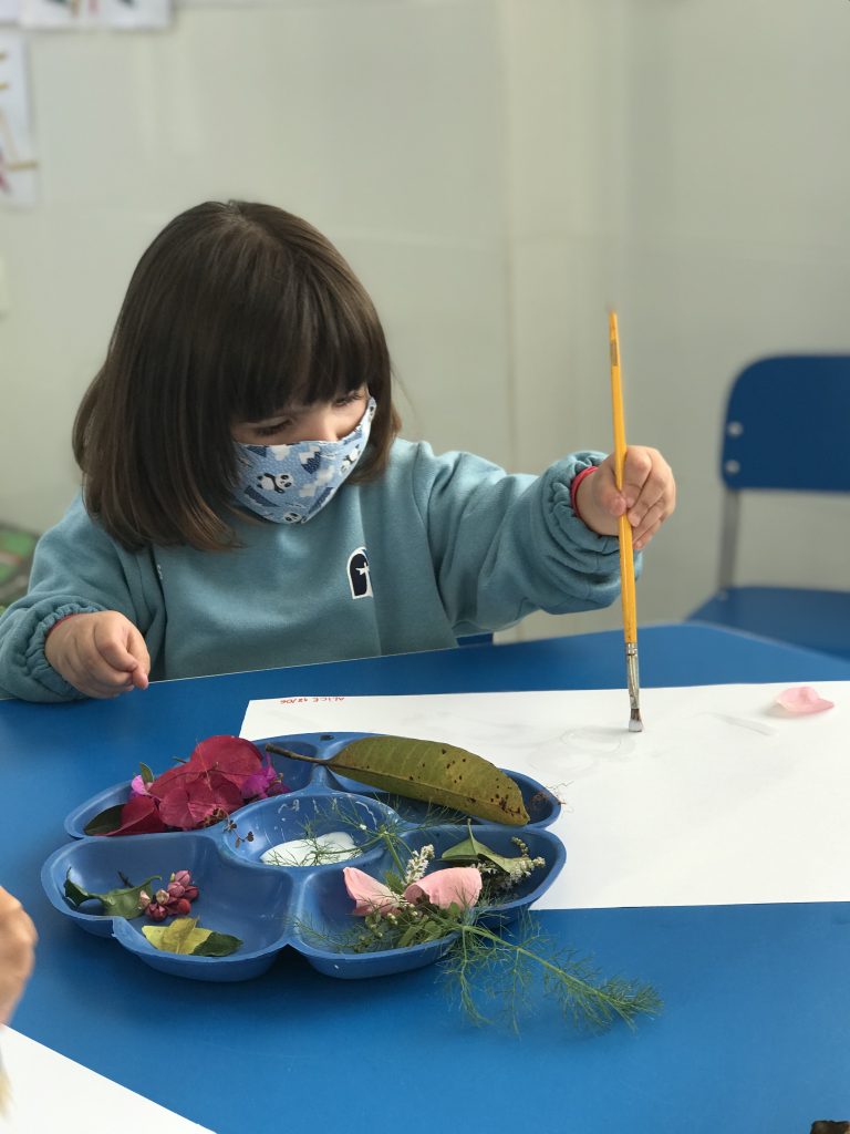 Colagem com elementos da natureza no Infantil II